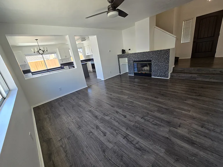 901 Acorn Ln — Photo 2