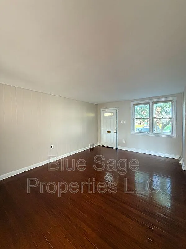 Building Photo - 902 Maple Ave