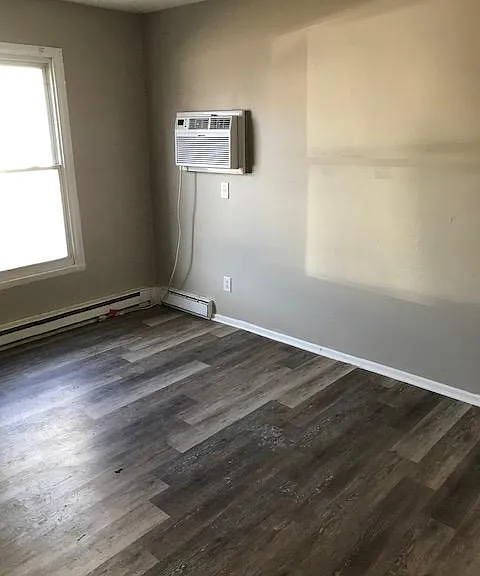 55 E York St — Photo 9