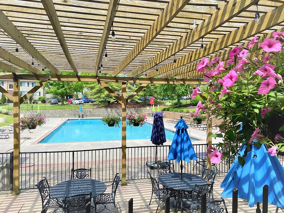 Outdoor Dining Patio and Pool at Olde Montgomery Apartments