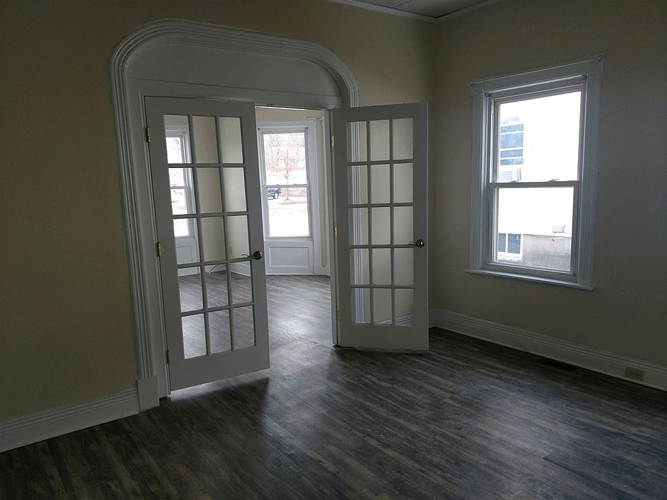 2nd image of 33 Russell Rd