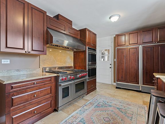 4th image of 1015 Dewey Ave