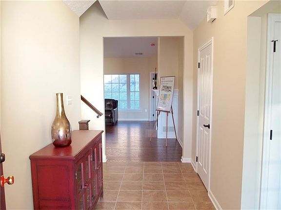 Beautiful ceramic tile entry welcomes you, the open floor plan and hardwood floors draw you in!
