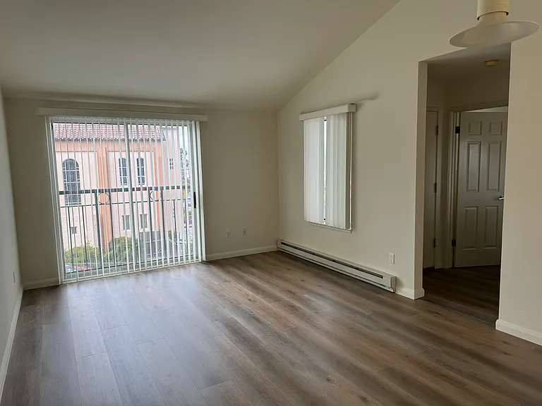 BROADWAY MANOR — Photo 9
