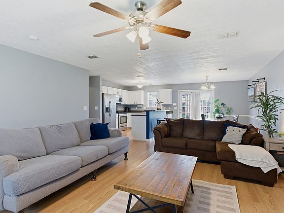 5th image of 305 Canal Ct
