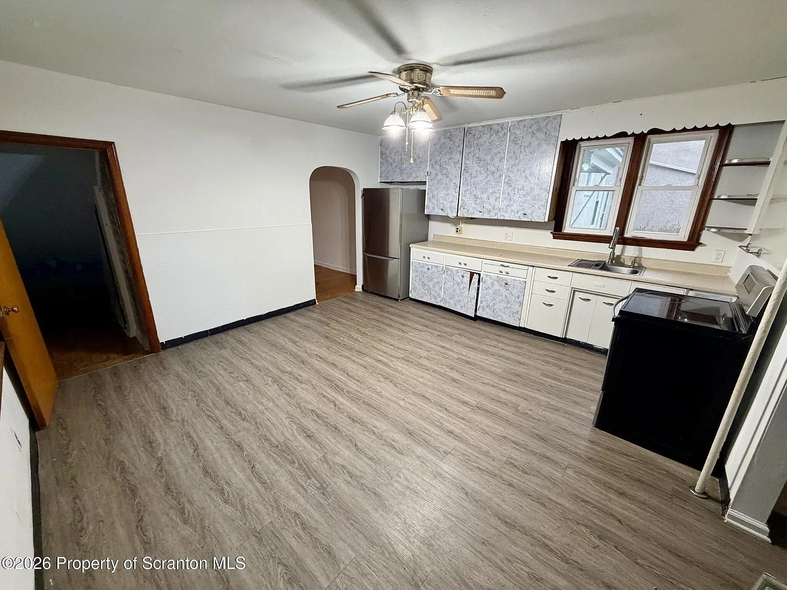 3 bed, 1.0 bath, 1350 sqft, $1,450 — Photo 3