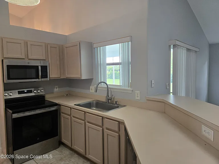 292 Carmel Dr — Photo 7