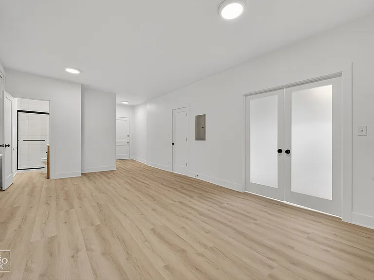 2139 W Lunt — Photo 18