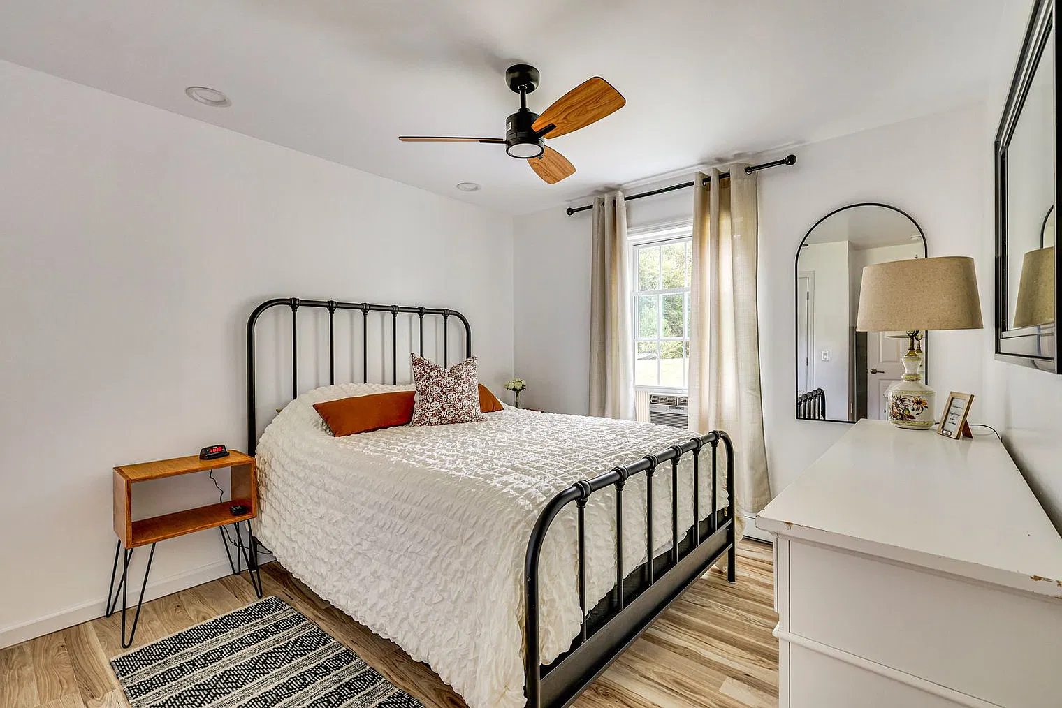 2 bed, 1.0 bath, 818 sqft, $4,271 — Photo 4
