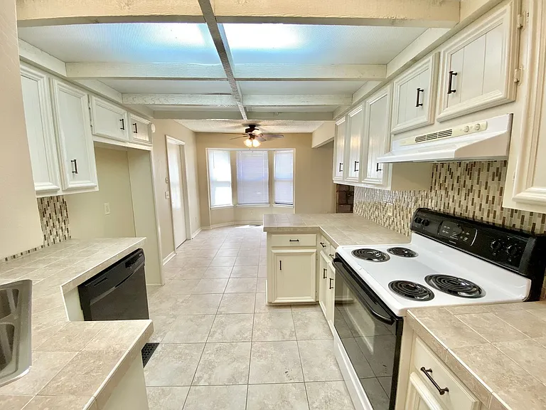 127 W M St — Photo 2