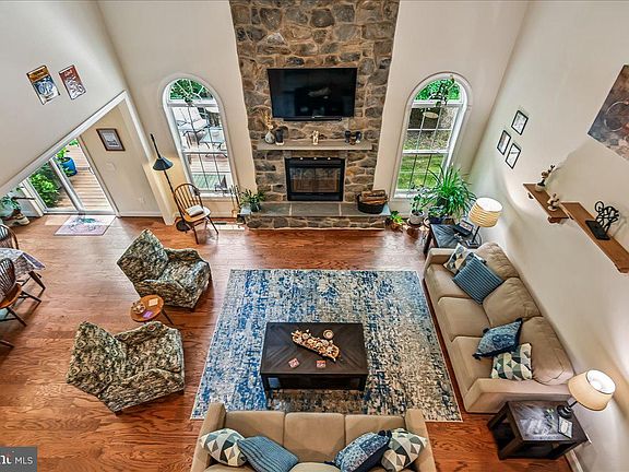 3rd image of 1457 Gilbert Rd