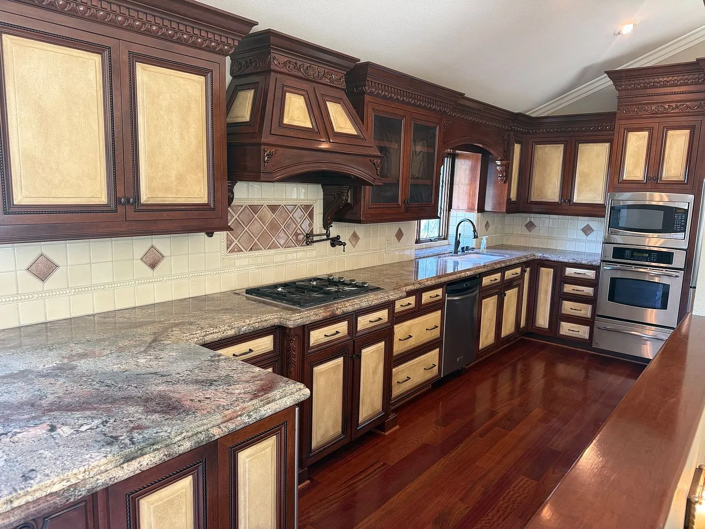 1700 Elizabeth Way Spacious 3-Bedroom Home with Pool & 3-Car Garage! — Photo 2