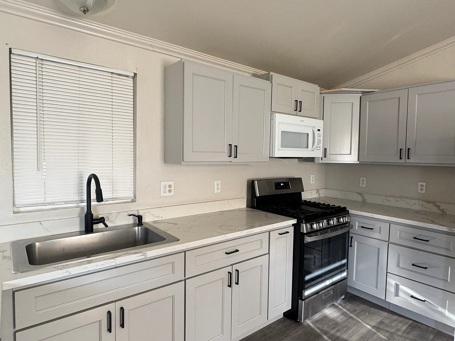 3 bed, 1200 sqft, $1,850 — Photo 1
