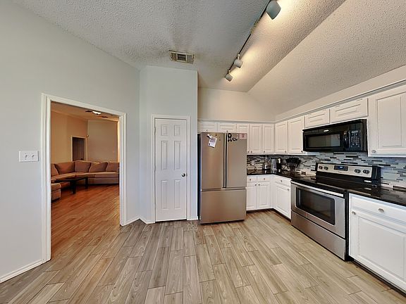 3rd image of 333 NE Alsbury Blvd