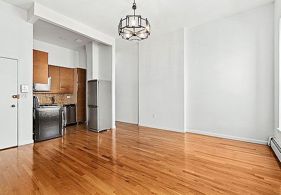 3rd image of 527 Manhattan Ave #3