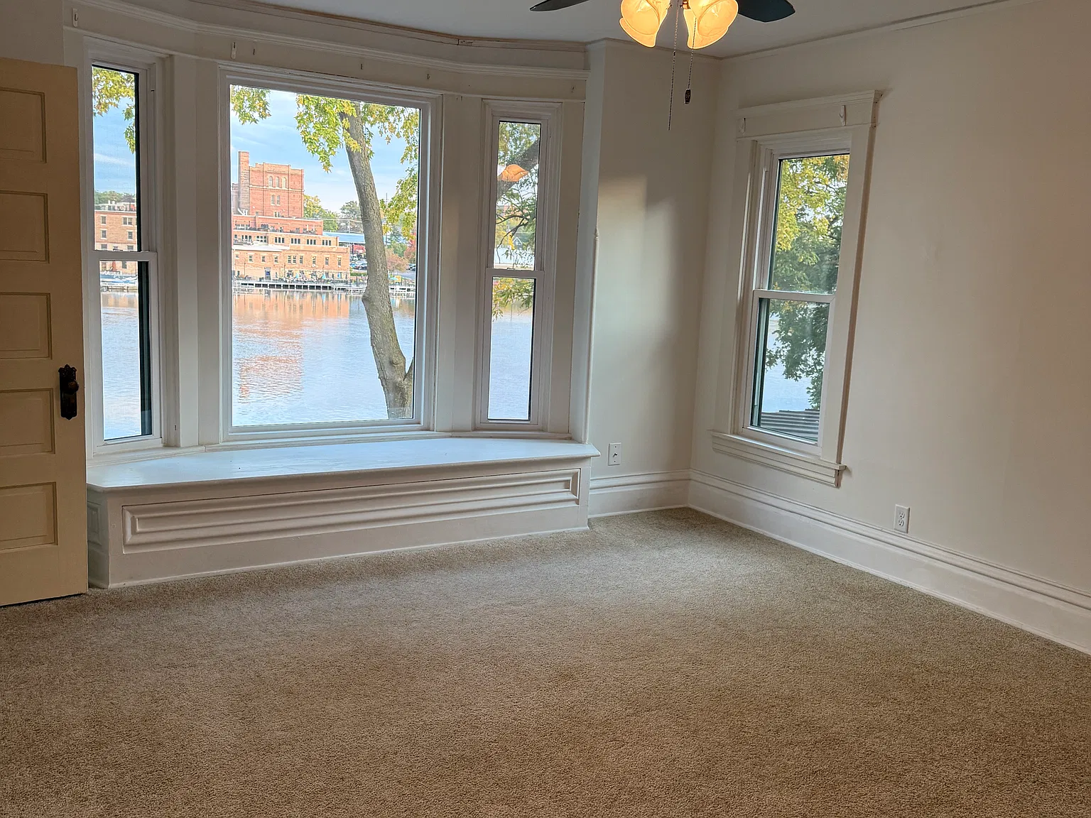 2 bed, 1200 sqft, $1,600 — Photo 2