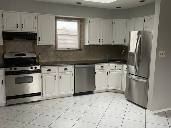 2663 Kenny Ave, Merrick, NY 11566
