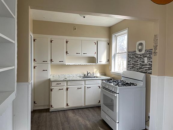 3rd image of 164 Irving St