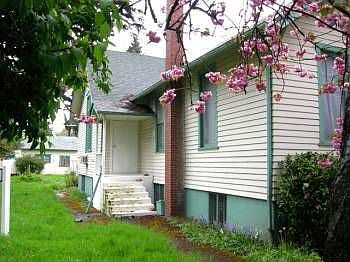 3rd image of 4007 SE Llewellyn St