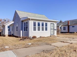 916 11th Ave S, Clinton, IA 52732