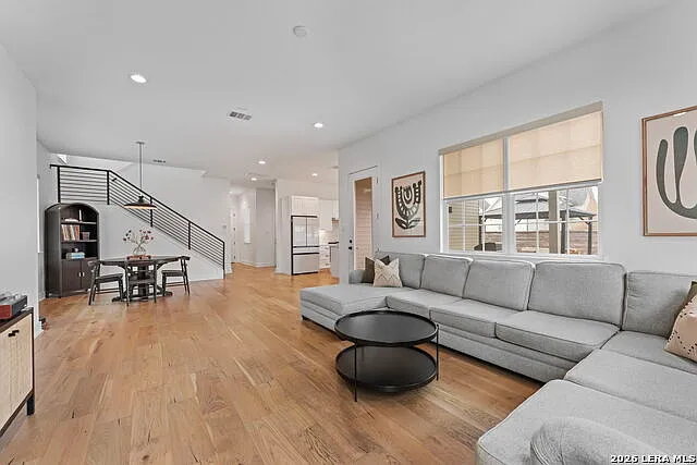 3 bed, 2.5 bath, 2049 sqft, $2,900 — Photo 2