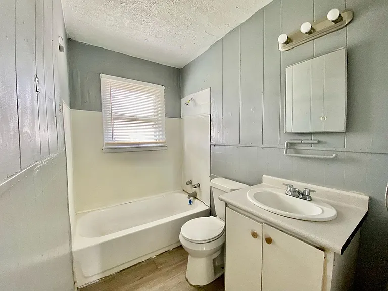 106 Vernon Ave — Photo 6