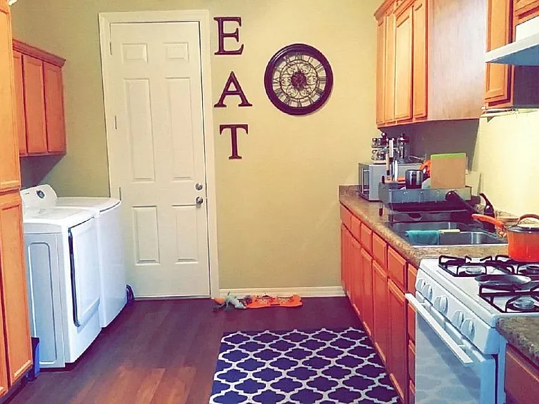 Kitchen, WD hookups