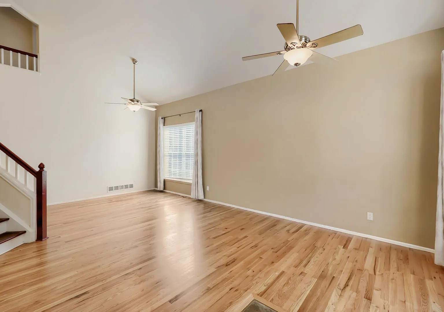 Evolve Real Estate: Meticulous Executive 4 Bedroom Up Plus Finished Basement Apartment Available ... — Photo 3