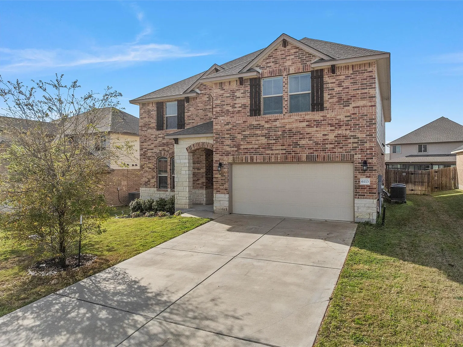 5 bed, 3.5 bath, 3637 sqft, $2,800 — Photo 4