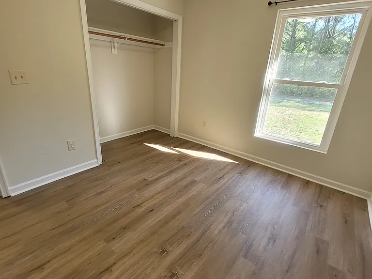 1564 Windsor Rd — Photo 11
