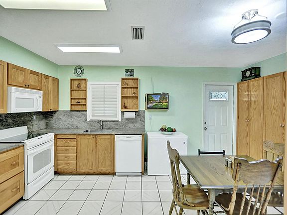 4th image of 8706 Sheraton Dr