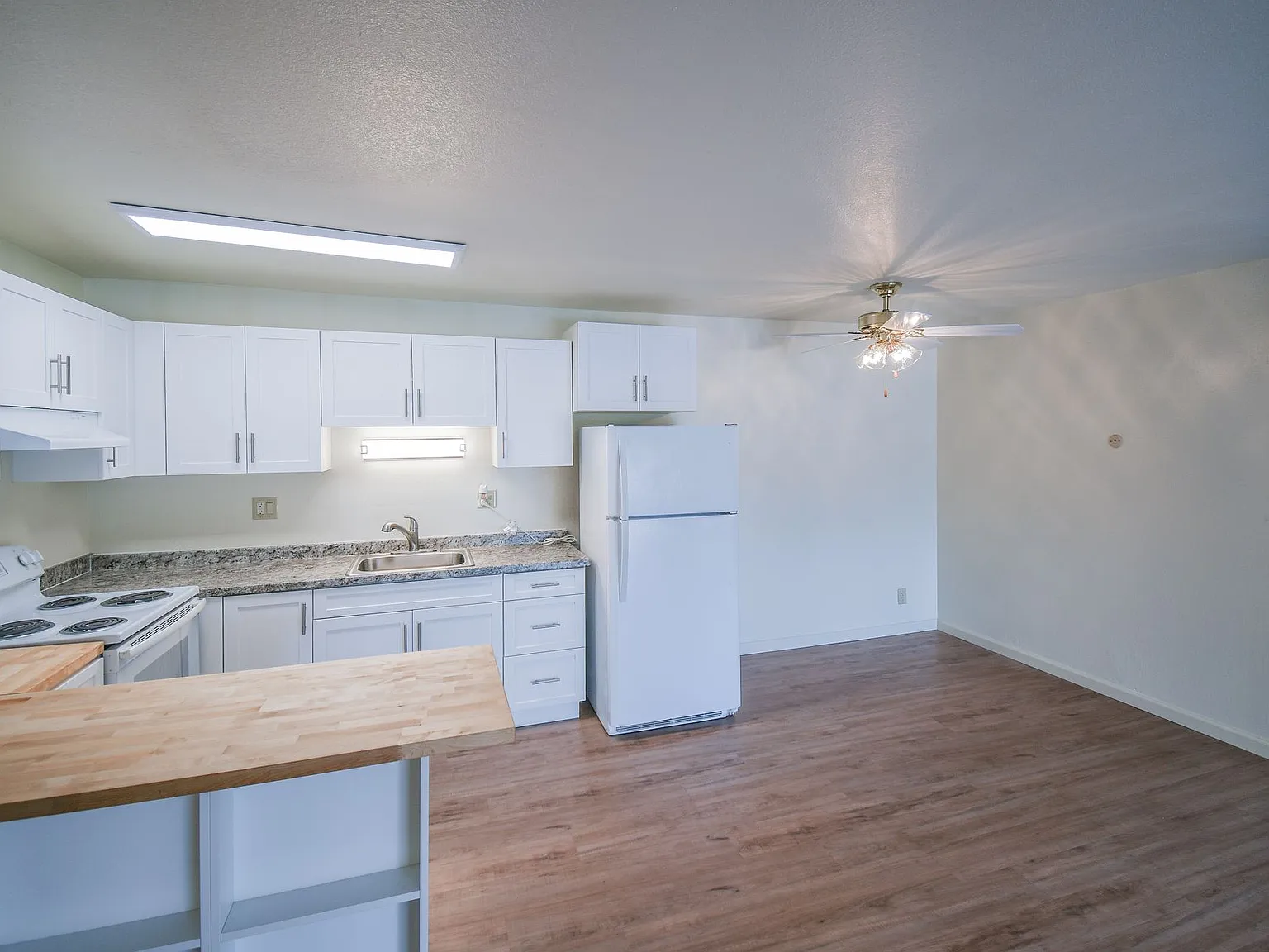 Emerald Bay Apartments — Photo 1