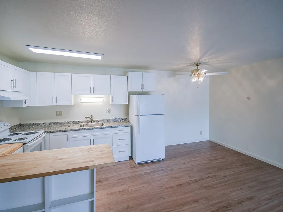 Emerald Bay Apartments