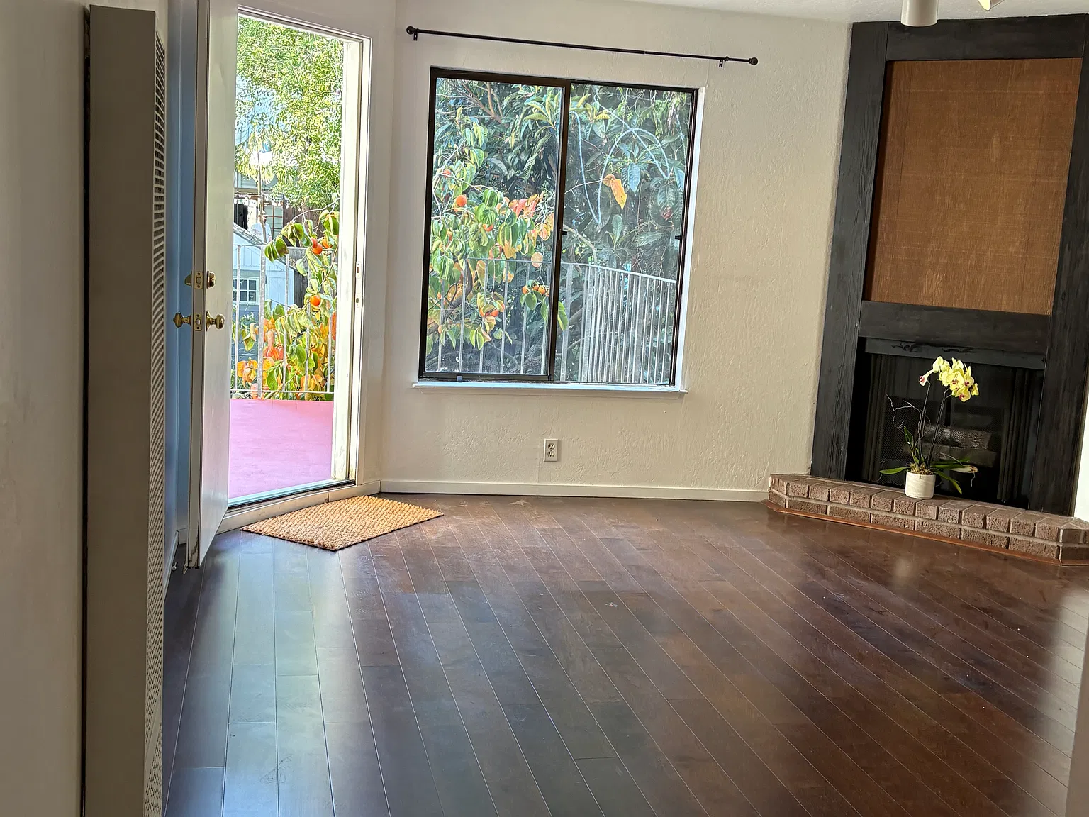 2 bed, 923 sqft, $5,600 — Photo 2
