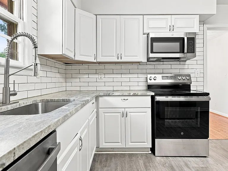 1208 Pineview Ave — Photo 5