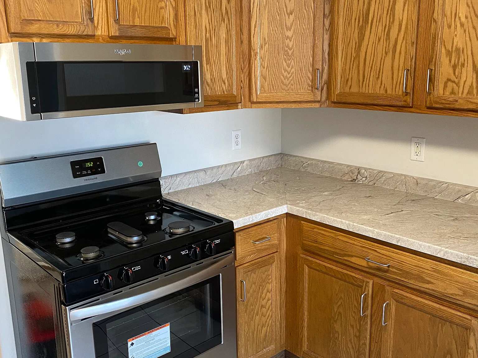 2 bed, 1.5 bath, 1160 sqft, $1,700 — Photo 2