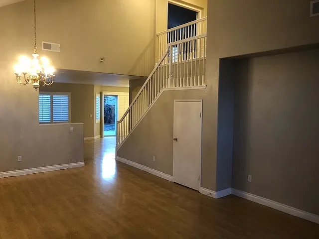 Spacious, Comfortable & Ready to Welcome You Home! — Photo 3