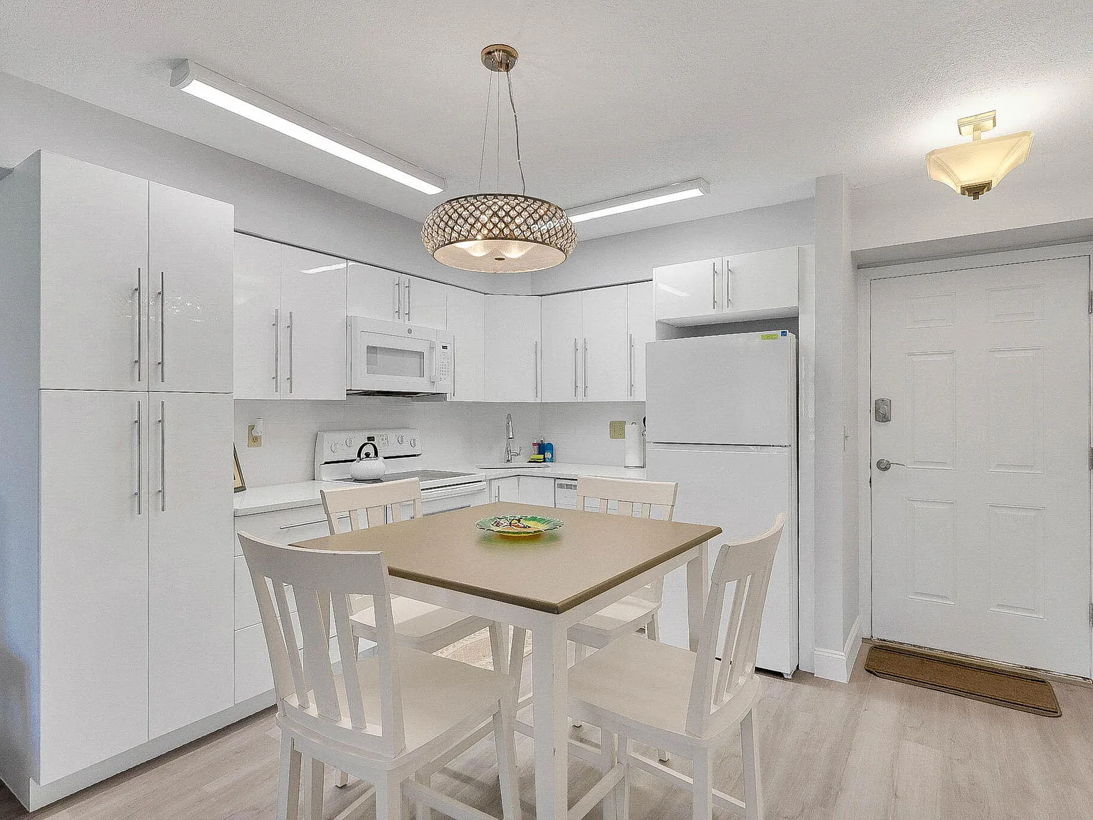 1 bed, 1.0 bath, 678 sqft, $1,799 — Photo 2