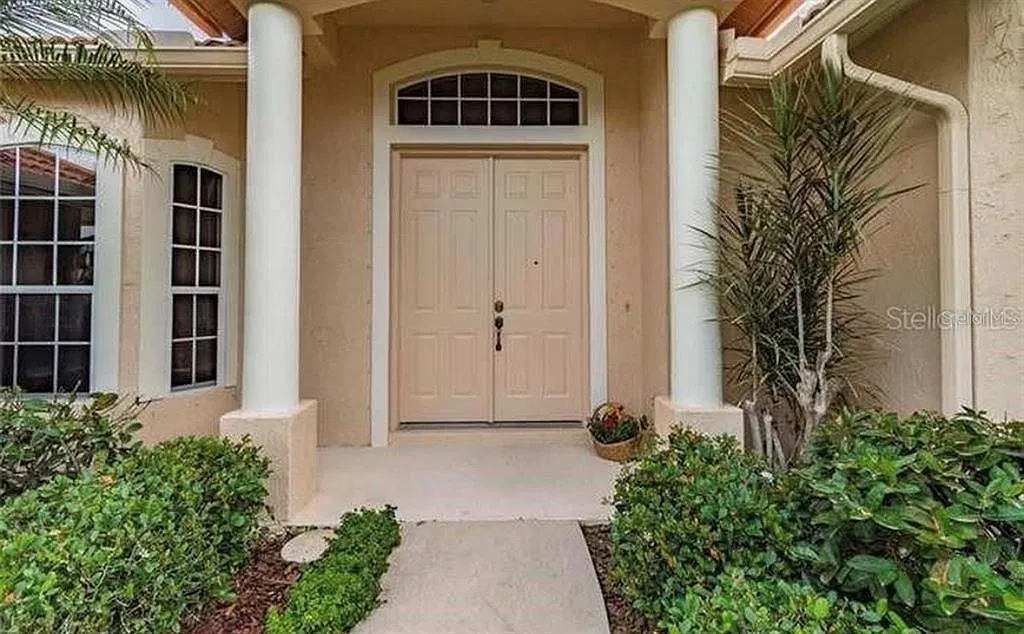 3 bed, 2.0 bath, 1987 sqft, $3,150 — Photo 3
