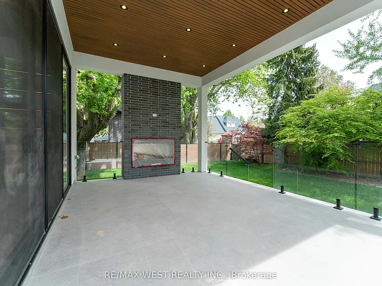 510 Wellington Cres — Photo 42
