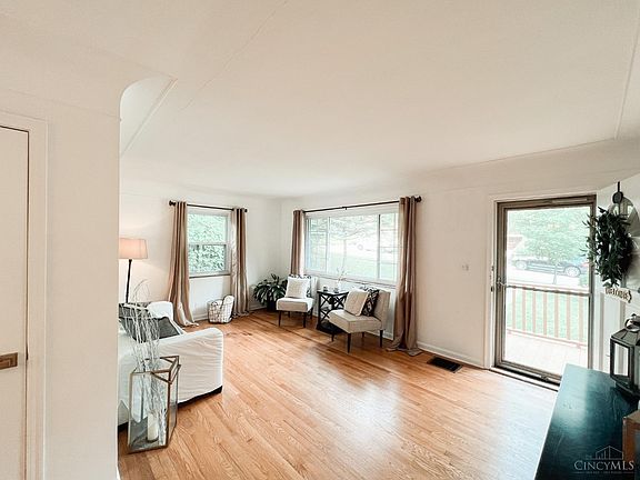 4th image of 54 Ireland Ave