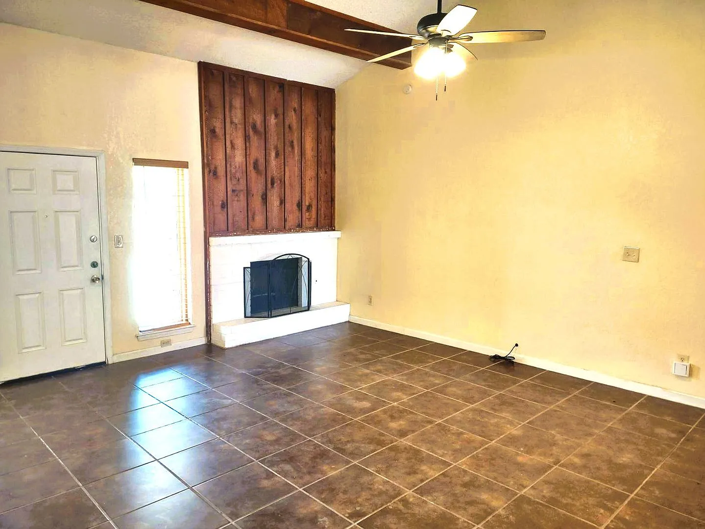Great Two Story Eastside Townhome With Refrigerated Air Located In Quiet Well Established Neighbo... — Photo 3