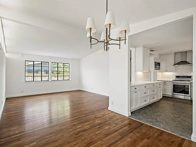 1207 Ridgemont Dr — Photo 2