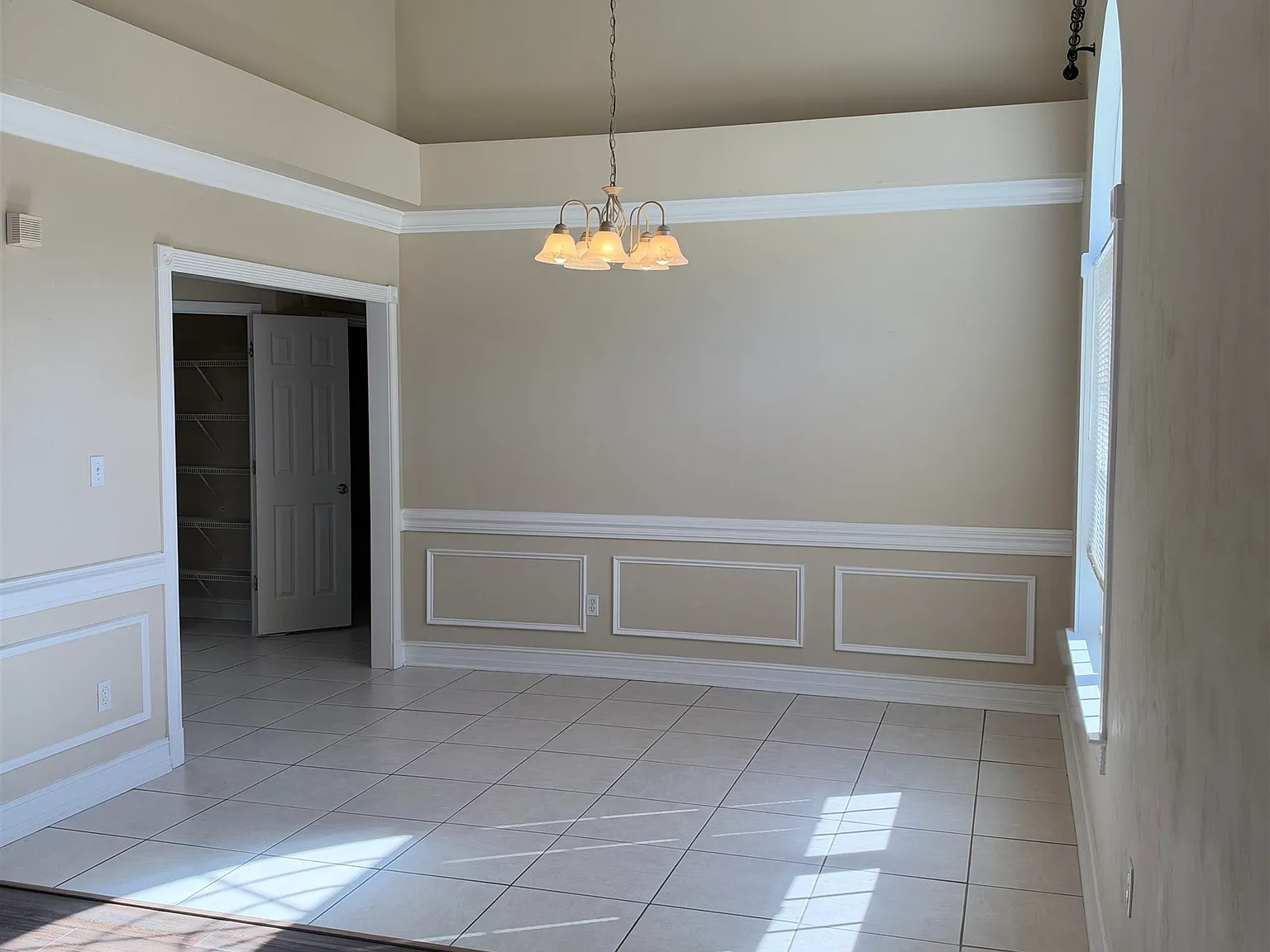 2 bed, 1394 sqft, $1,600 — Photo 4