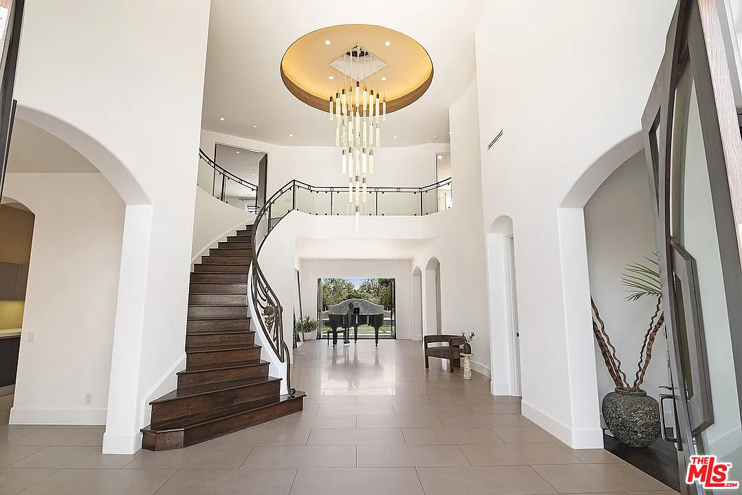 6 bed, 6.5 bath, 6782 sqft, $25,000 — Photo 3