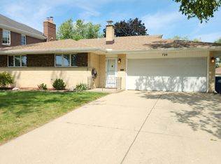 720 Ambleside Rd, Des Plaines, IL 60016