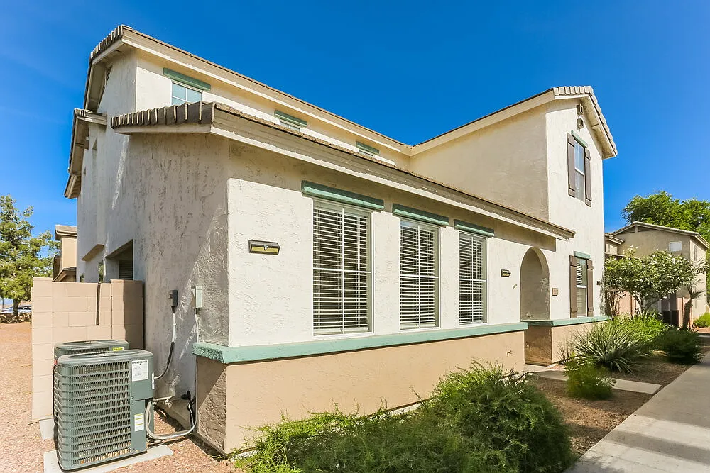 4 bed, 2.5 bath, 2002 sqft, $2,185 — Photo 2