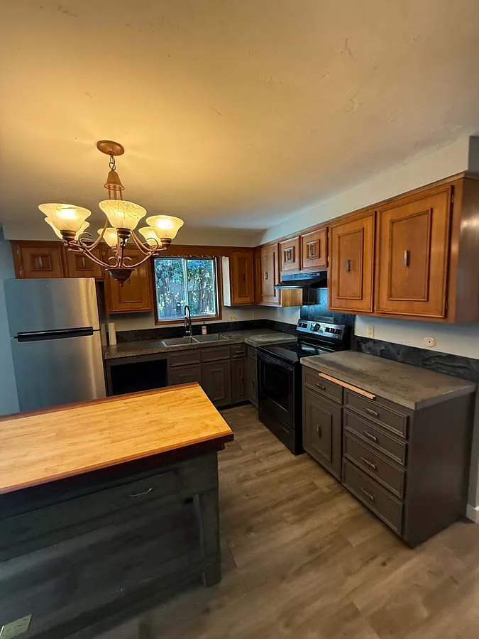 5 bed, 1951 sqft, $2,995 — Photo 1