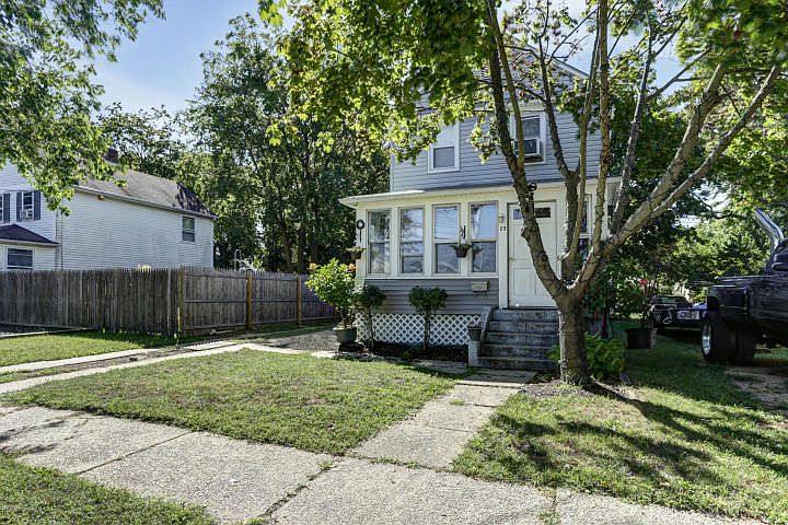 2nd image of 23 Willow St