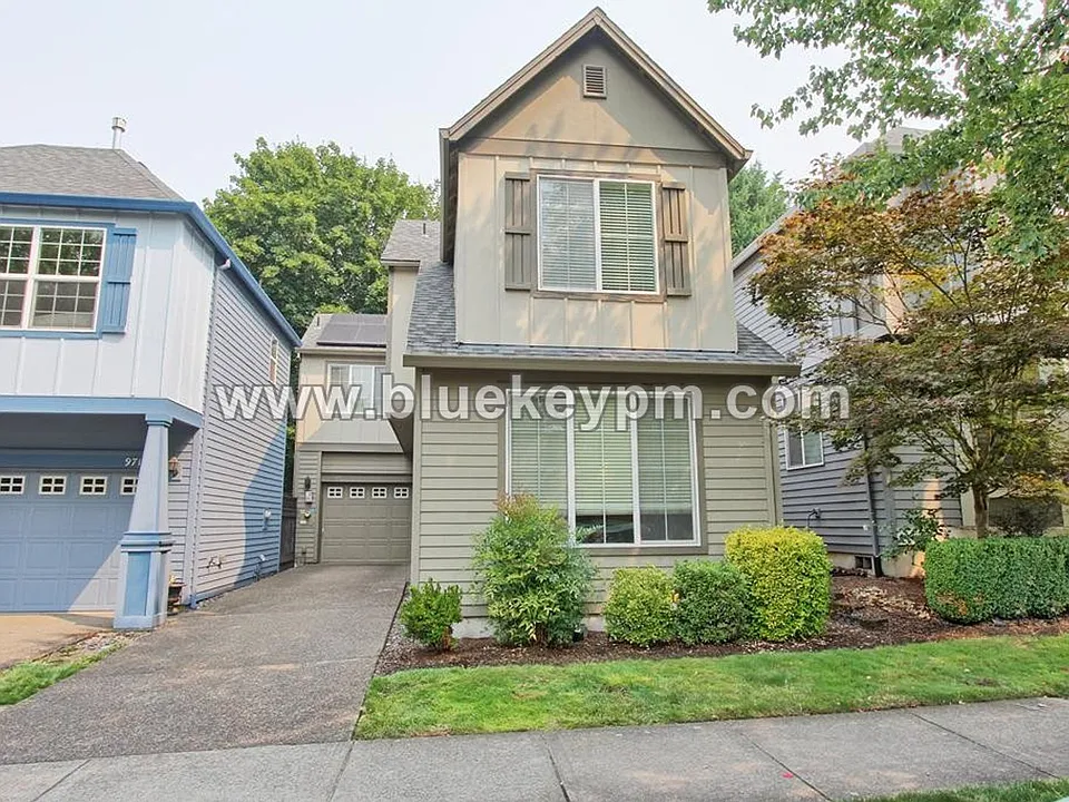 985 SE Tamango St